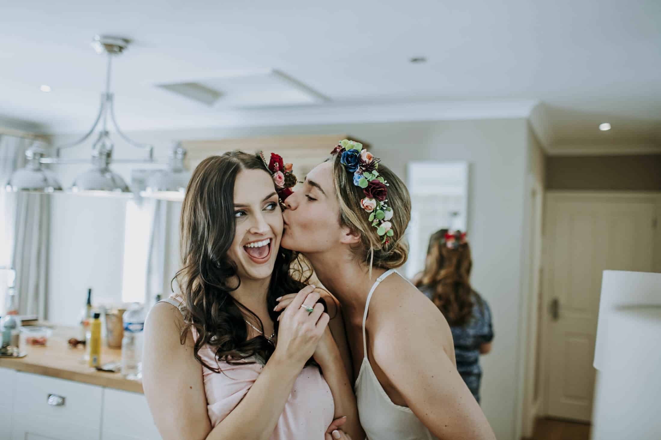 sisters-on-wedding-day_9b786e145b3de1f7faab247e5aa3b861